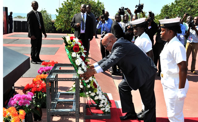 President Zuma laying a wreath at the grave site of First Ghanaian President Kwame Nkrumah at Kwame Nkrumah Memorial Park. Source: GCIS