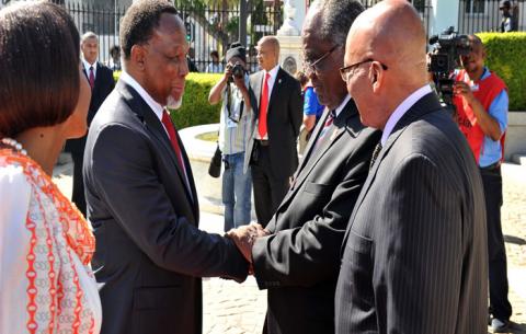 Namibian President Pohamba greets Deputy President Kgalema Motlanthe. Source: GCIS