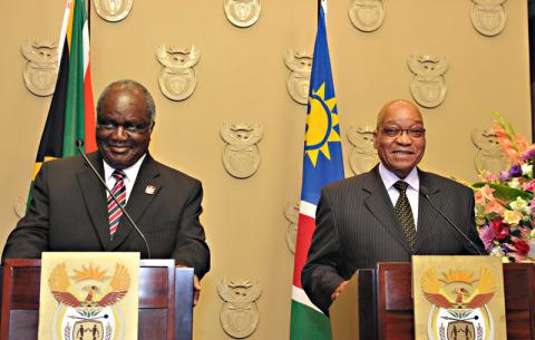 Namibian President Hifikepunye Pohamba and President Jacob Zuma at a media briefing