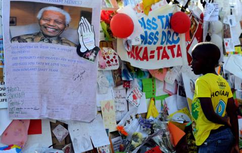 Messages of support for Former President Nelson Mandela at Medi-Clinic in Pretoria. Source: GCIS