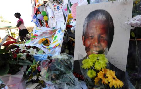 Messages of support for Former President Nelson Mandela at Medi-Clinic in Pretoria. Source: GCIS