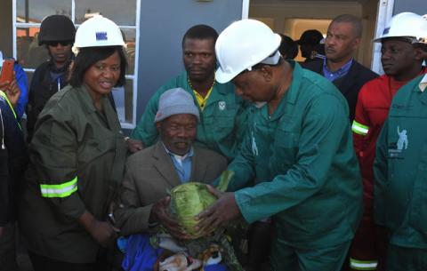Deputy President Motlanthe, Minister in the Presidency Collins Chabane, Human Settlements Deputy Minister Zou Kota-Fredericks, Nelson Mandela Bay Mayor Benson Fihla and Local Government MEC Mlibo give food to 95-year-old December Jafta in Zwide. Source: GCIS