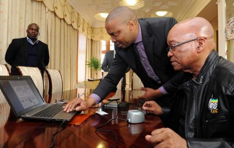 Home Affairs Deputy Director-General of Information Services, Sello Mmakau and President Jacob Zuma as he applies for a smart ID at Mahlamba Ndlopfu. Source: GCIS