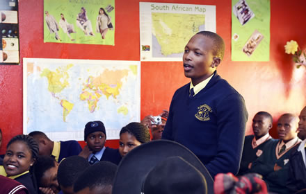 Samkelo Manaba thanks the Deputy Minister in the Presidency responsible for Planning, Monitoring and Evaluation, Youth Development and Administration, Buti Manamela on opportunities offered during his visit to the Bhuko Bami Youth Centre in Soweto, 24 June 2015.