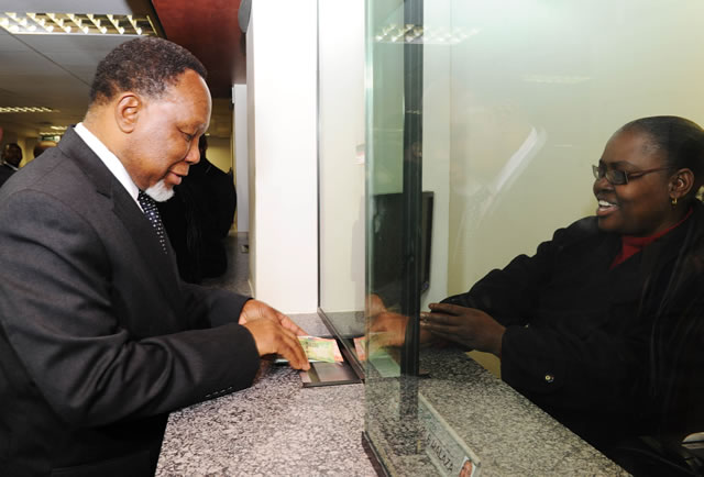 Deputy President Kgalema Motlanthe applies for a Smart Identity Card at Byron House in Pretoria ahead of the official launch on Nelson Mandela Day. Source: GCIS