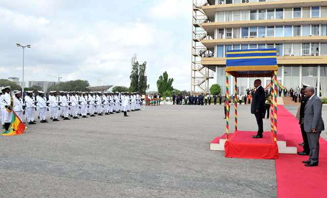 President Zuma with Ghanaian President Dramani Mahama at the Accra International Airport. Source: GCIS