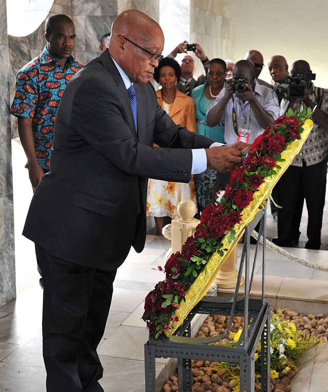 President Zuma laying a wreath at the grave site of First Ghanaian President Kwame Nkrumah at Kwame Nkrumah Memorial Park. Source: GCIS
