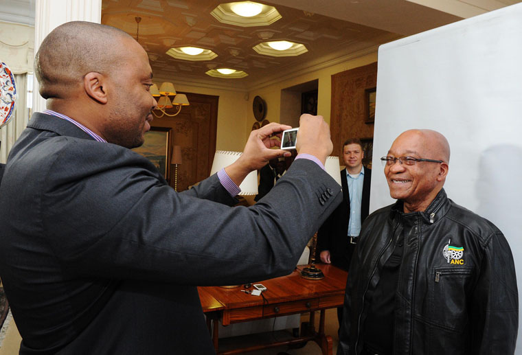 Home Affairs Deputy Director-General of Information Services, Sello Mmakau and President Jacob Zuma as he applies for a smart ID at Mahlamba Ndlopfu. Source: GCIS