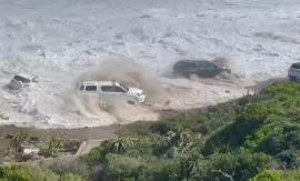High waves claim cars in Western Cape. Image: The Citizen.