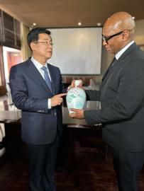 Minister Kodwa and Governor Zhao Long.