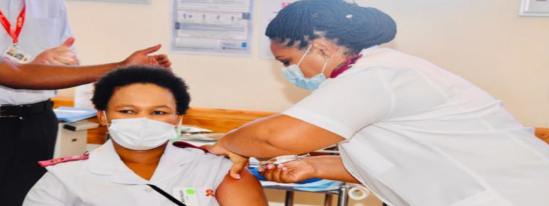 The vaccination of healthcare workers in South Africa against coronavirus kicked off on 17 February 2021 at Khayelitsha District Hospital in Cape Town, where professional nurse at the facility’s labour ward, Zoliswa Gidi-Dyosi, became the very first healthcare worker in the country to get the jab. 