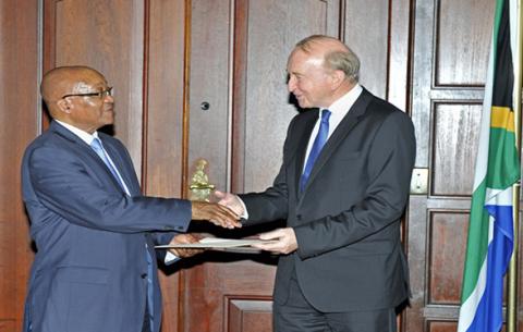 President Jacob Zuma receive Letters of Credence from Ambassador of Australia, Graeme J Wilson. Source: DIRCO