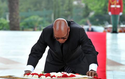 President Zuma lays wreaths at the Moujahidi Matyr Monument in honour of Algerian national heroes. Source: GCIS