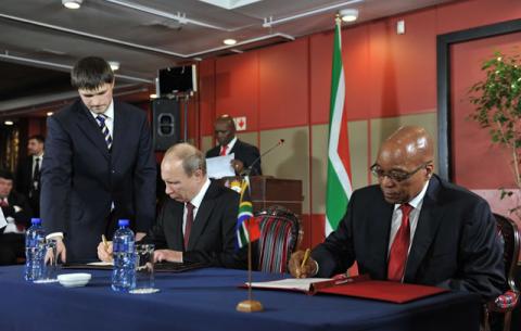 President Jacob Zuma with Russian President Vladimir Putin sign declaration of the strategic partnership between SA and Russia. Source: GCIS