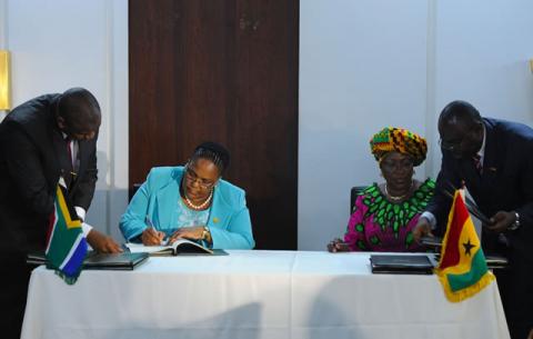 Transport Minister Dipuo Peters and her Ghanaian counterpart Dzifa Attivor signing the Bilateral Service Agreement between SA and Ghana. Source: GCIS
