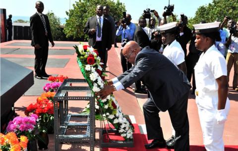 President Zuma laying a wreath at the grave site of First Ghanaian President Kwame Nkrumah at Kwame Nkrumah Memorial Park. Source: GCIS