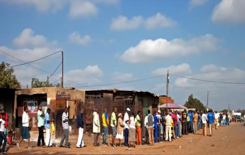 Hundreds of people queue in long lines to cast their votes in Diepsloot. Source: GCIS