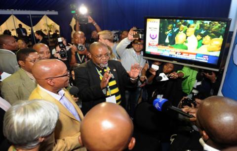President Zuma with ANC Secretary General Gwede Mantashe at the IEC Results Operations Centre. Source: GCIS