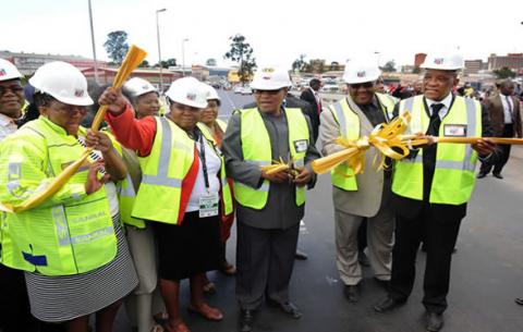 President Zuma and Transport Minister Dipuo Peters (far left) and Energy Minister Ben Martins (far right) launch Mthatha Bridge. Source: GCIS