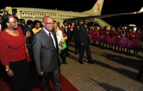 President Zuma and his wife Nompumelelo Zuma are welcomed by Namibian Foreign Affairs Minister Netumbo Nandi-Ndaitwah at Hosea Kutako International Airport. Source: GCIS