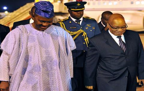 President Zuma is welcomed by Ambassador Usman Baraya to Nigeria at Nnamdi Azikiwe International Airport in Abuja. Source: GCIS