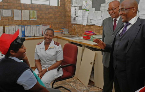 Charlene Ratlhagane; Professional Nurse Nonhlanhla Mantlase; President Jacob Zuma and Minister of Health Dr Aaron Motsoaledi during a walkabout in ISHP Mobiles. Source: GCIS