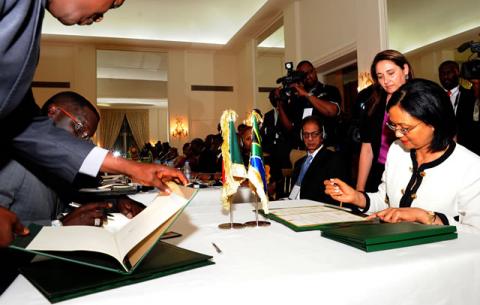 Minister of Agriculture, Fisheries and Forestry Tina Joematt-Pettersson and Senegal Minister of Agriculture Papa Abdoulaye Seck sign a MOU during the State visit to Dakar. Source: GCIS