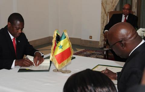Arts Minister Paul Mashatile and Senegalese Tourism and Culture Minister Aziz Mbaye sign an agreement during a State visit to Dakar. Source: GCIS
