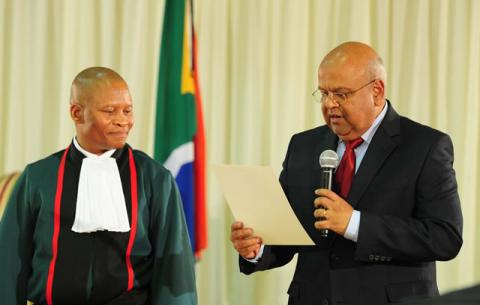 Minister of Cooperative Governance and Traditional Affairs Pravin Gordhan being sworn in by Chief Justice Mogoeng Mogoeng. Source: GCIS