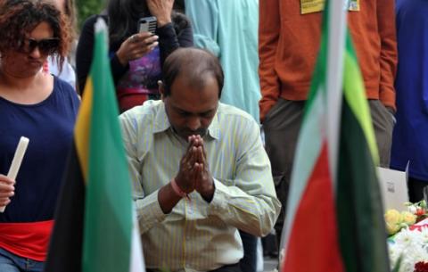 Mourners pay their last respects to Madiba outside his Houghton home. Source: GCIS