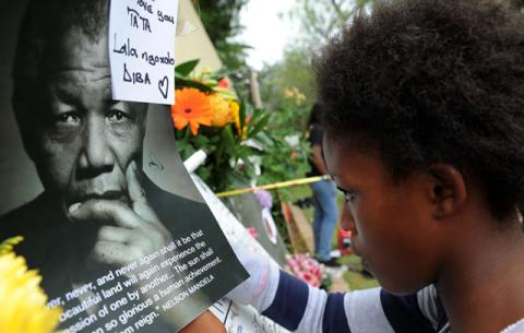 Mourners pay their last respects to Madiba outside his Houghton home. Source: GCIS
