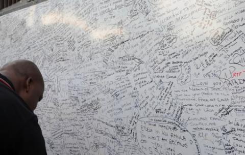 Messages of condolences by the nation outside the Vilakazi Street house/museum. Source: GCIS