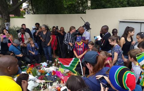 South Africans pay tribute to the late Nelson Mandela. 