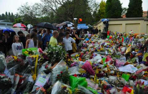 South Africans came in numbers to pay homage outside the house of Former President Nelson Mandela in Houghton. Source: GCIS