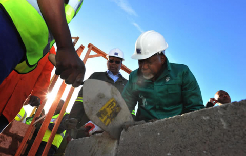 Deputy President Kgalema Motlanthe rolls up his sleeves and helps build houses in Chetty at Nelson Mandela Bay Municipality in Port Elizabeth. Source: GCIS