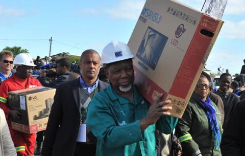 Deputy President Motlanthe helps deliver a TV at December Jafta's house in Zwide in Nelson Mandela Bay Municipality. Source: GCIS