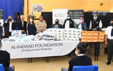 Minister Pandor handing over PPEs to Idasvallei Primary school.