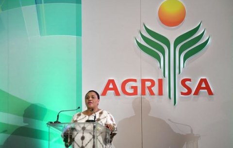 MInister Thoko Didiza addresses AgriSA Cngress 2022.