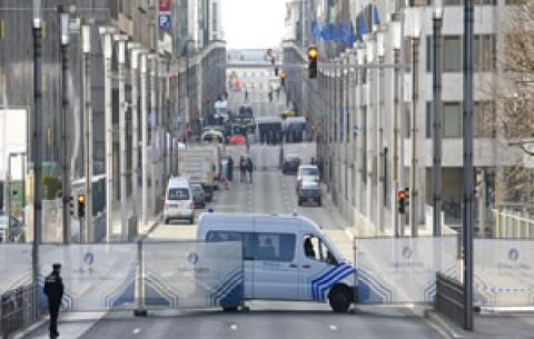 The avenue in front of the blast-hit Maalbeek railway station is blocked by police for investigation in Brussels, capital of Belgium. Source: Xinhua/Ye Pingfan