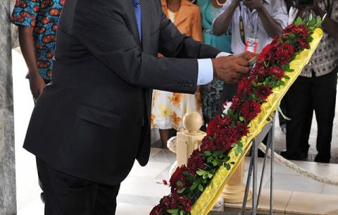President Zuma laying a wreath at the grave site of First Ghanaian President Kwame Nkrumah at Kwame Nkrumah Memorial Park. Source: GCIS