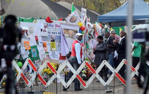 Messages of support for Former President Nelson Mandela at Medi-Clinic in Pretoria. Source: GCIS