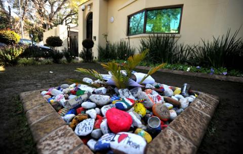 Messages of support for Former President Nelson Mandela at Medi-Clinic in Pretoria. Source: GCIS