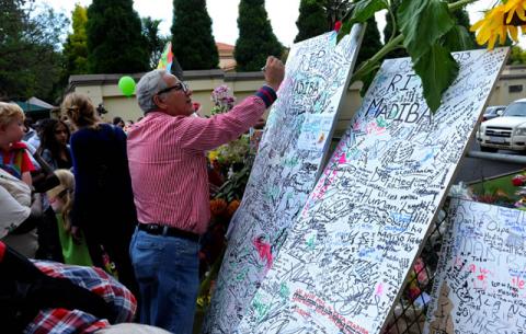 South Africans pay their last respects outside Madiba’s home in Houghton Johannesburg. Source: GCIS