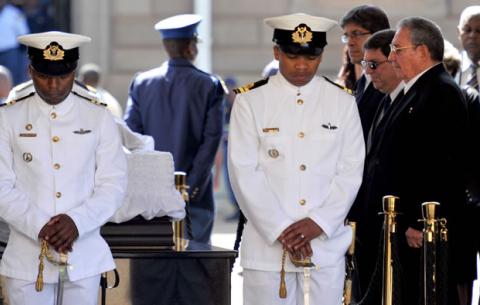 Cuban President Raul Castro pays his respects to Mandela at the Union Buildings in Pretoria. Source: GCIS