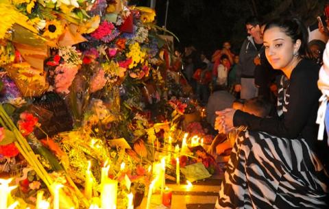 Mourners pay their last respects to Madiba outside his Houghton home. Source: GCIS