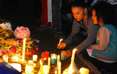 Mourners pay their last respects to Madiba outside his Houghton home. Source: GCIS