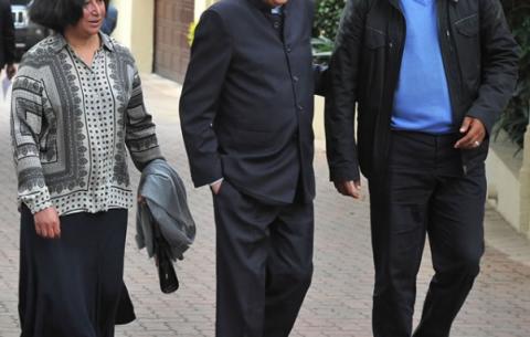 Mandla Mandela receiving ANC stalwart Aziz Pahad and Prof Pareck at Madiba's house in Houghton. Source: GCIS
