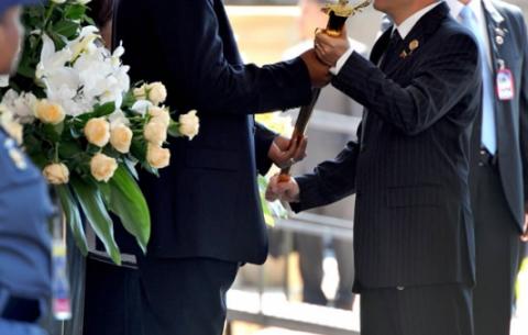 Venezuela Vice President Jorge Arreaza gives Mandla Mandela, grandson of Madiba, the replica of the sword of the true liberator of Venezuela, Simon Bolivar. Source: GCIS