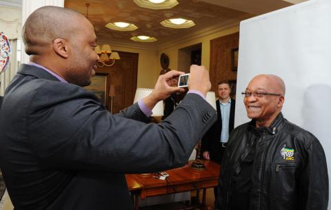 Home Affairs Deputy Director-General of Information Services, Sello Mmakau and President Jacob Zuma as he applies for a smart ID at Mahlamba Ndlopfu. Source: GCIS