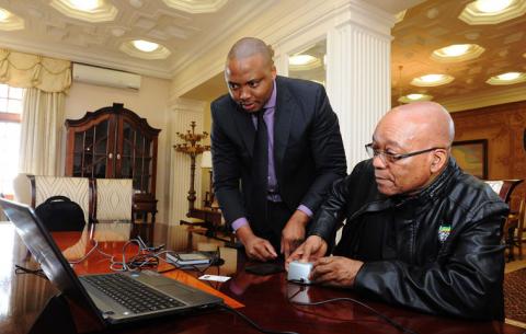 Home Affairs Deputy Director-General of Information Services, Sello Mmakau and President Jacob Zuma as he applies for a smart ID at Mahlamba Ndlopfu. Source: GCIS